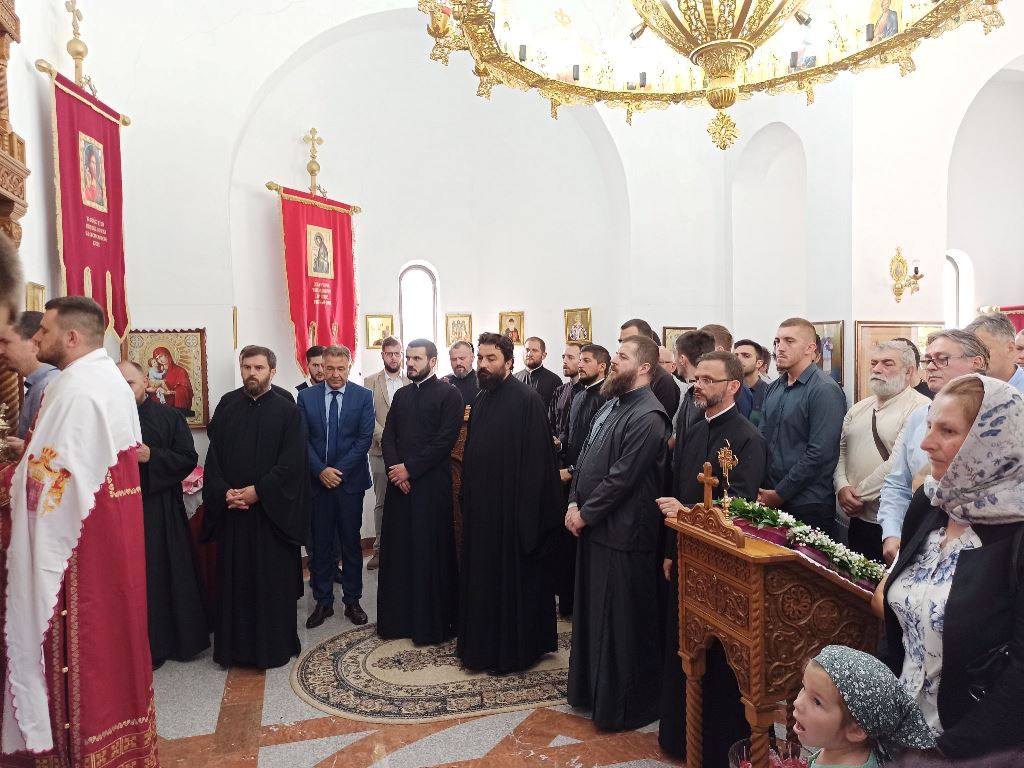 Svestenici i narod