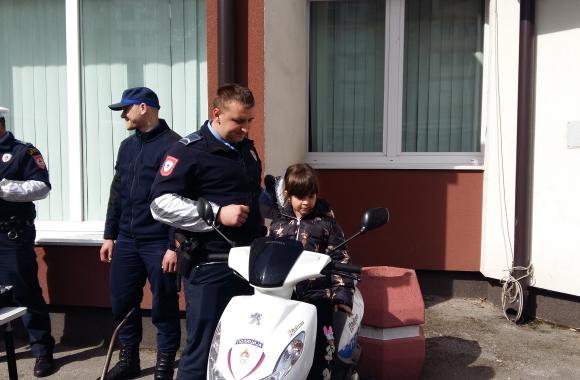 policija