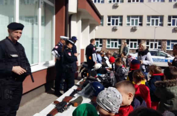 policija