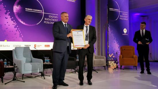 Premijer Radovan Višković uručuje plaketu Stevi Saviću