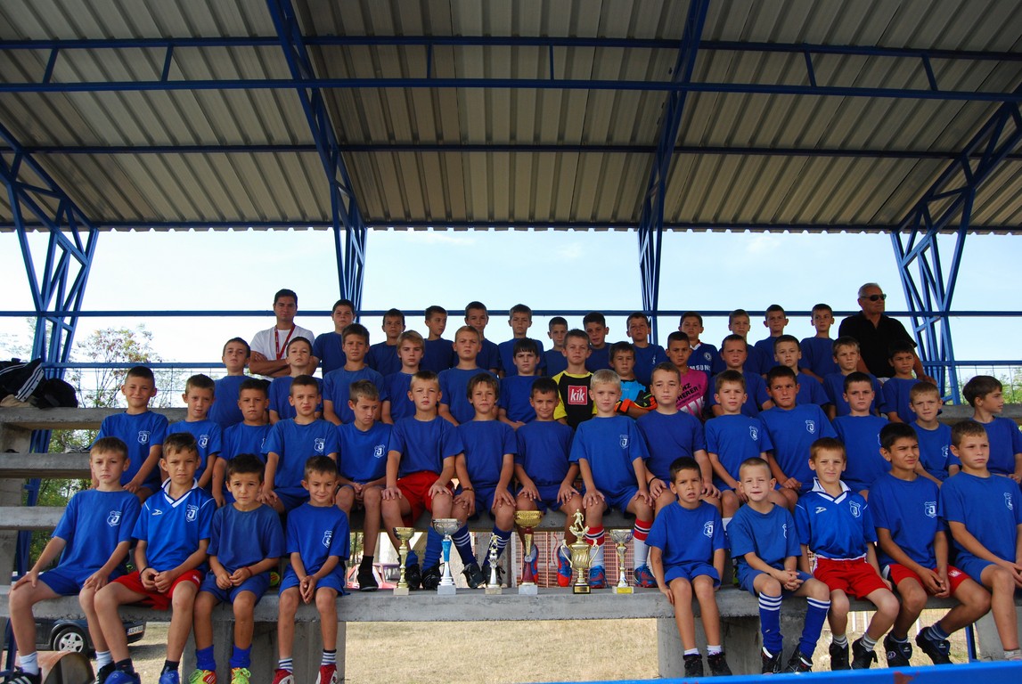 Polaznici Skole fudbala Jedinstvasa peharima (Копирај)